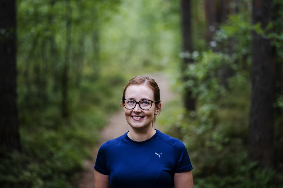 Väitäskirjatutkija Laura Sares-Jäske kuvattiin metsässä elokuussa 2020.