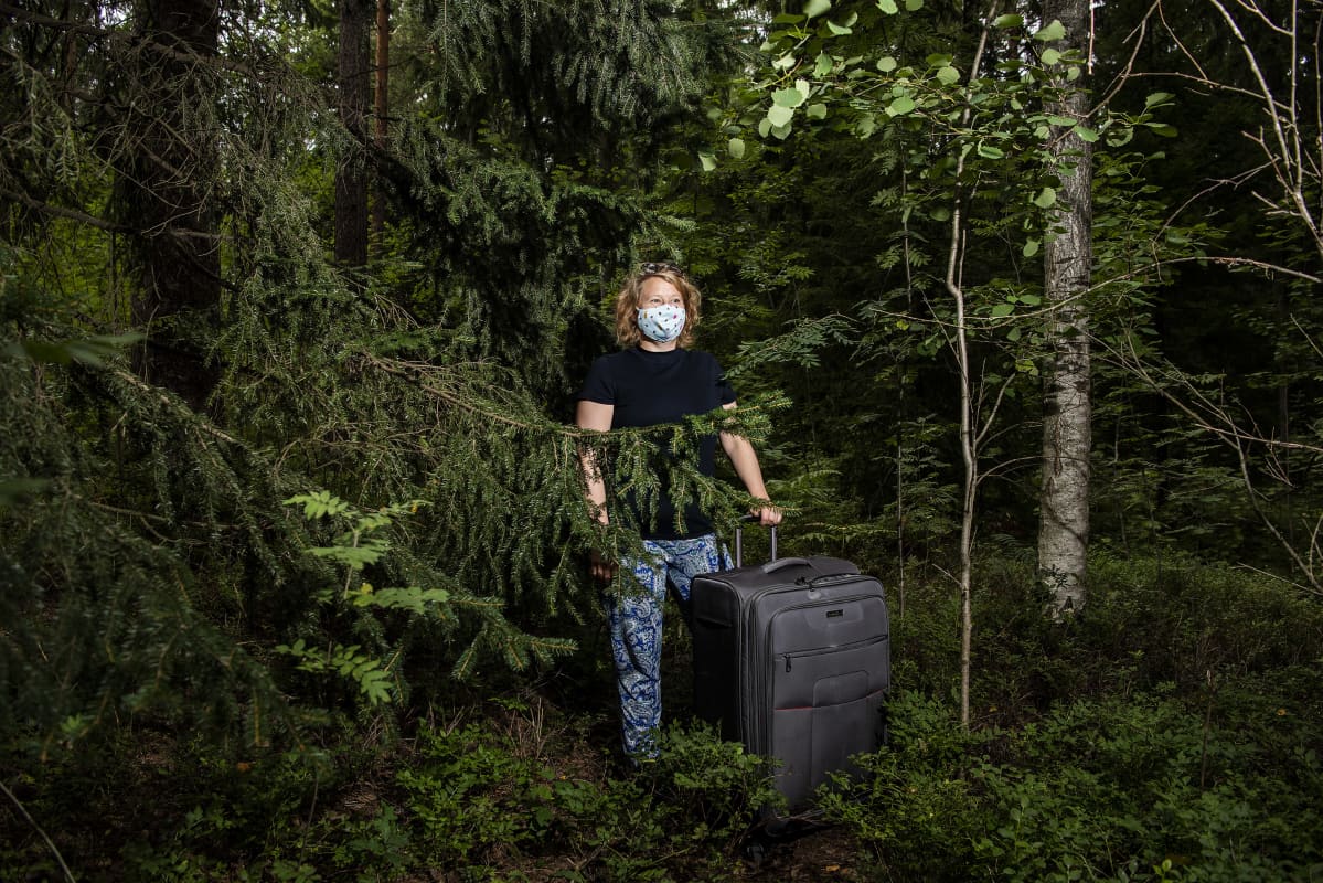 Kuvassa on Hanna Temmes, joka kuvattiin metsässä Pirkkolassa elokuussa 2020.