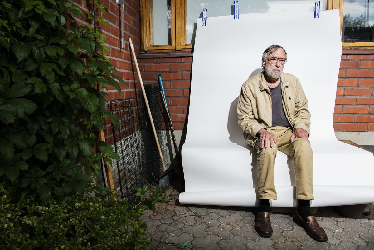 Yllä Peter Hagerstein brittitaiteilija Robert Smirken maalauksessa. Alemmassa kuvassa tutkija Jukka Siikala kotonaan Espoossa elokuussa 2020.