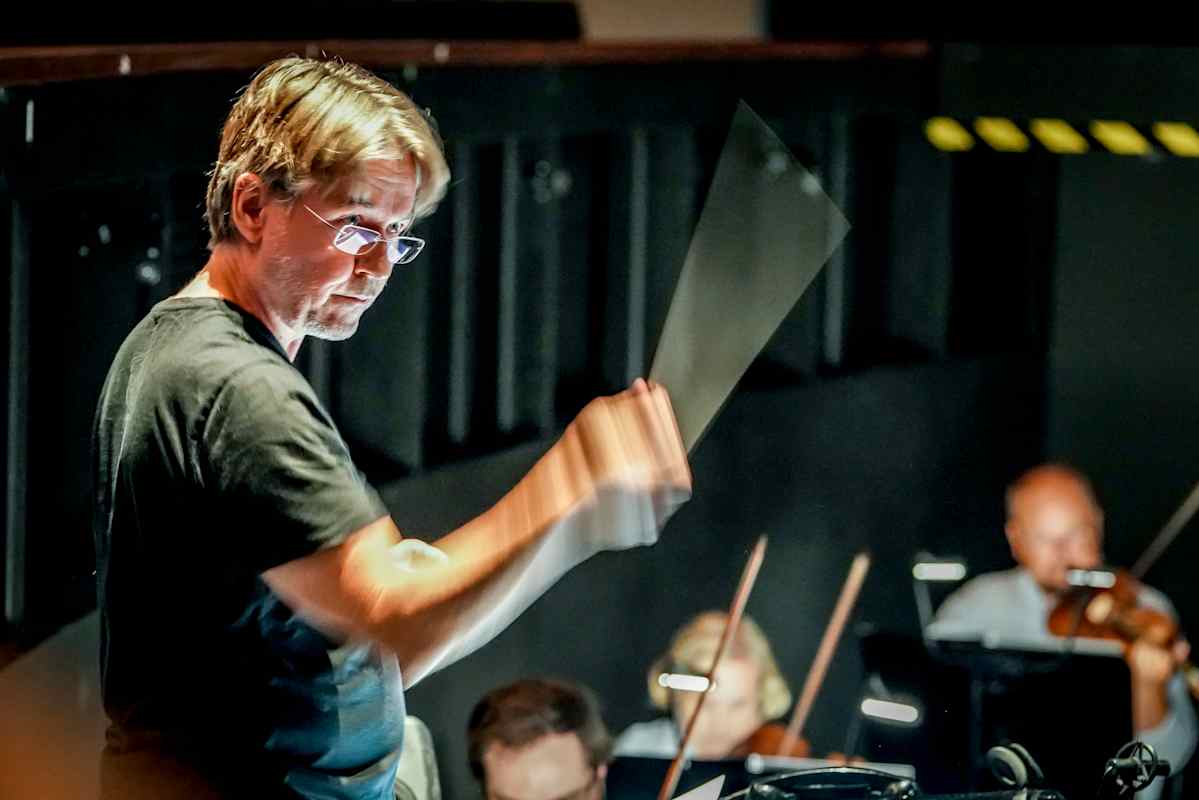 Esa-Pekka Salonen johtaa oopperan orkesteria harjoituksissa