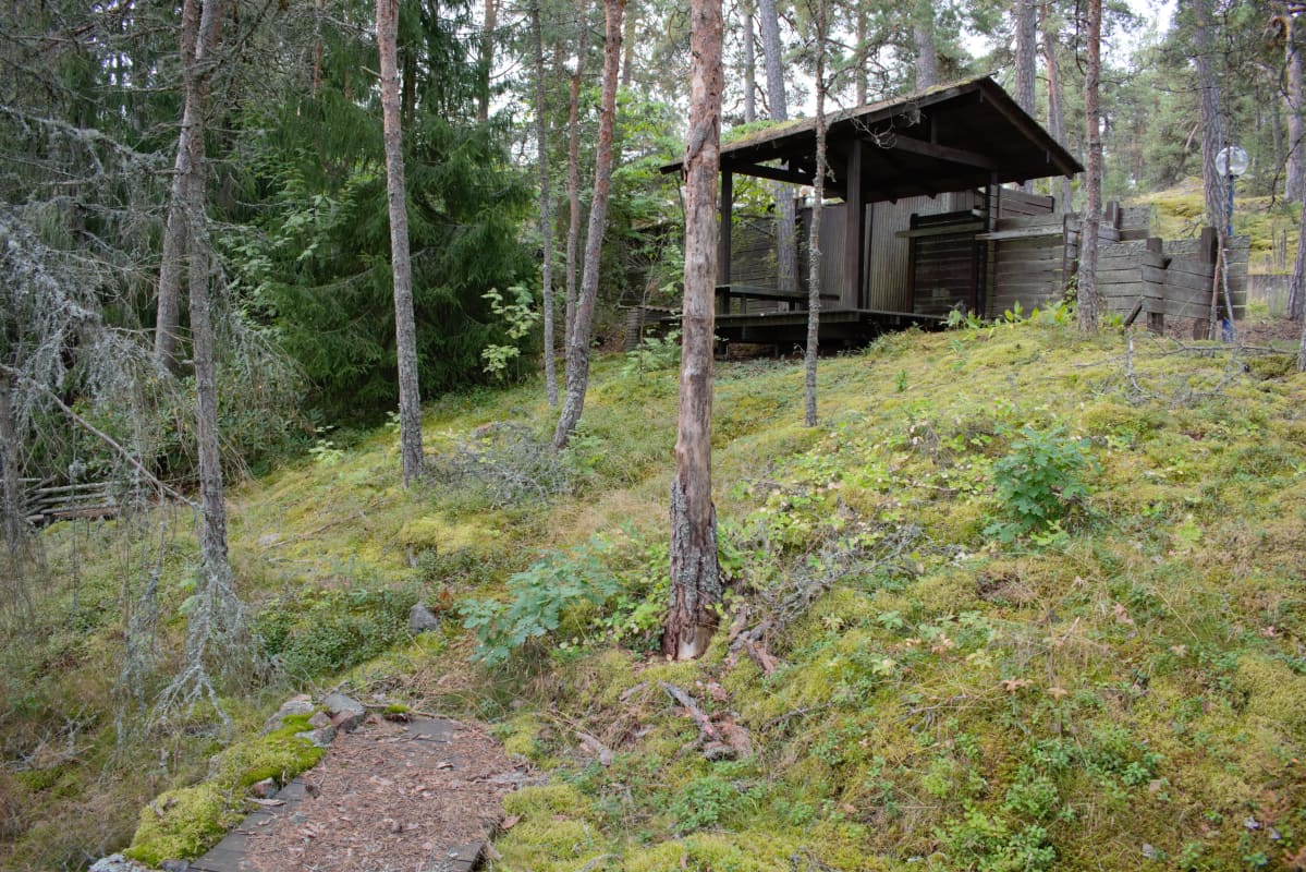 Japanilainen teehuone puutarhassa Turussa.
