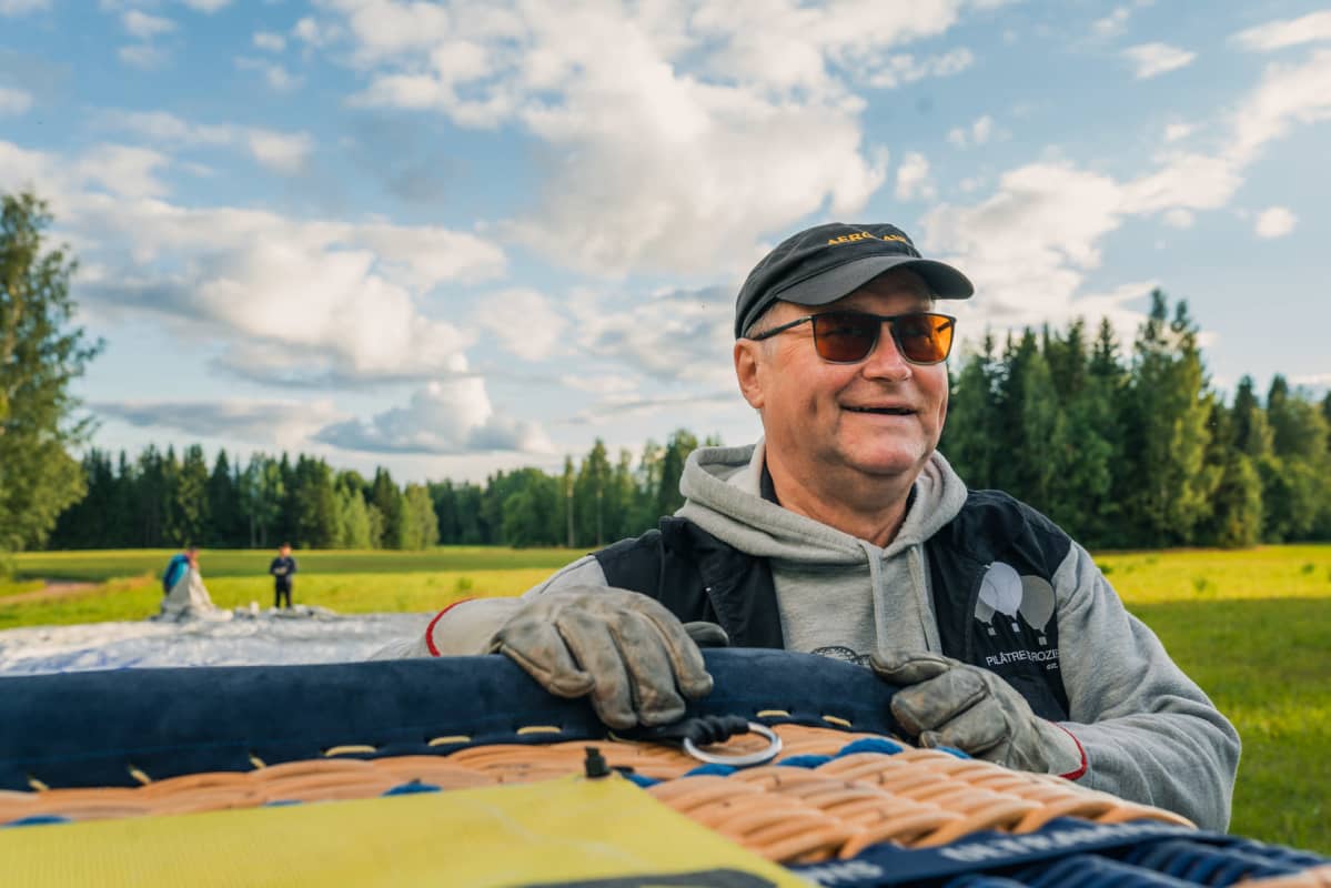 Markku Sipinen tarkkailee sadepilviä ja hymyilee kun pelkoa sateesta ei ole.