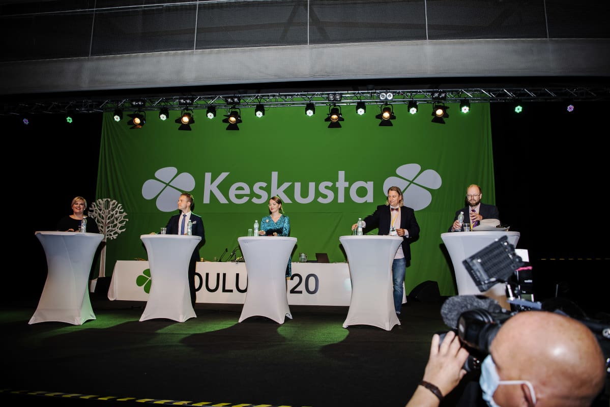 Kuvassa on Keskustan puheenjohtajantetti puolukokouksessa syyskuussa 2020.