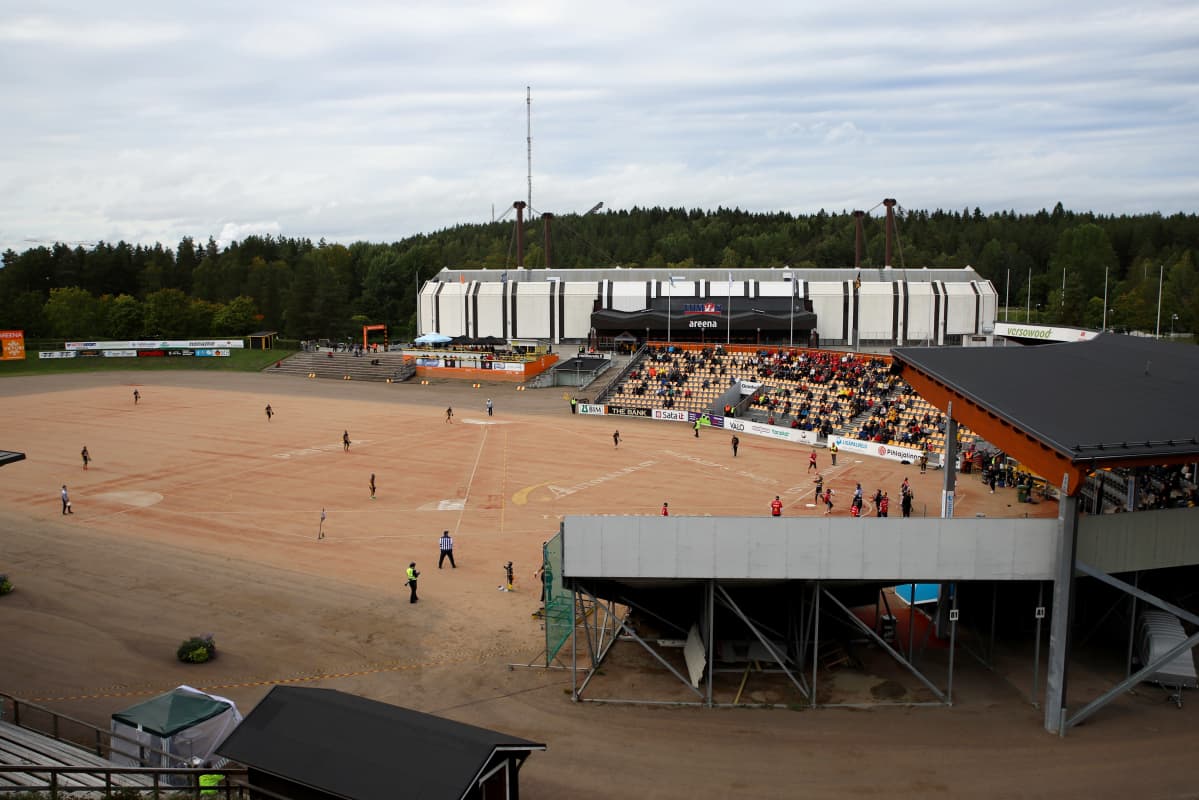 Pesäpallo-ottelu Kouvolan pesäpallostadionilla