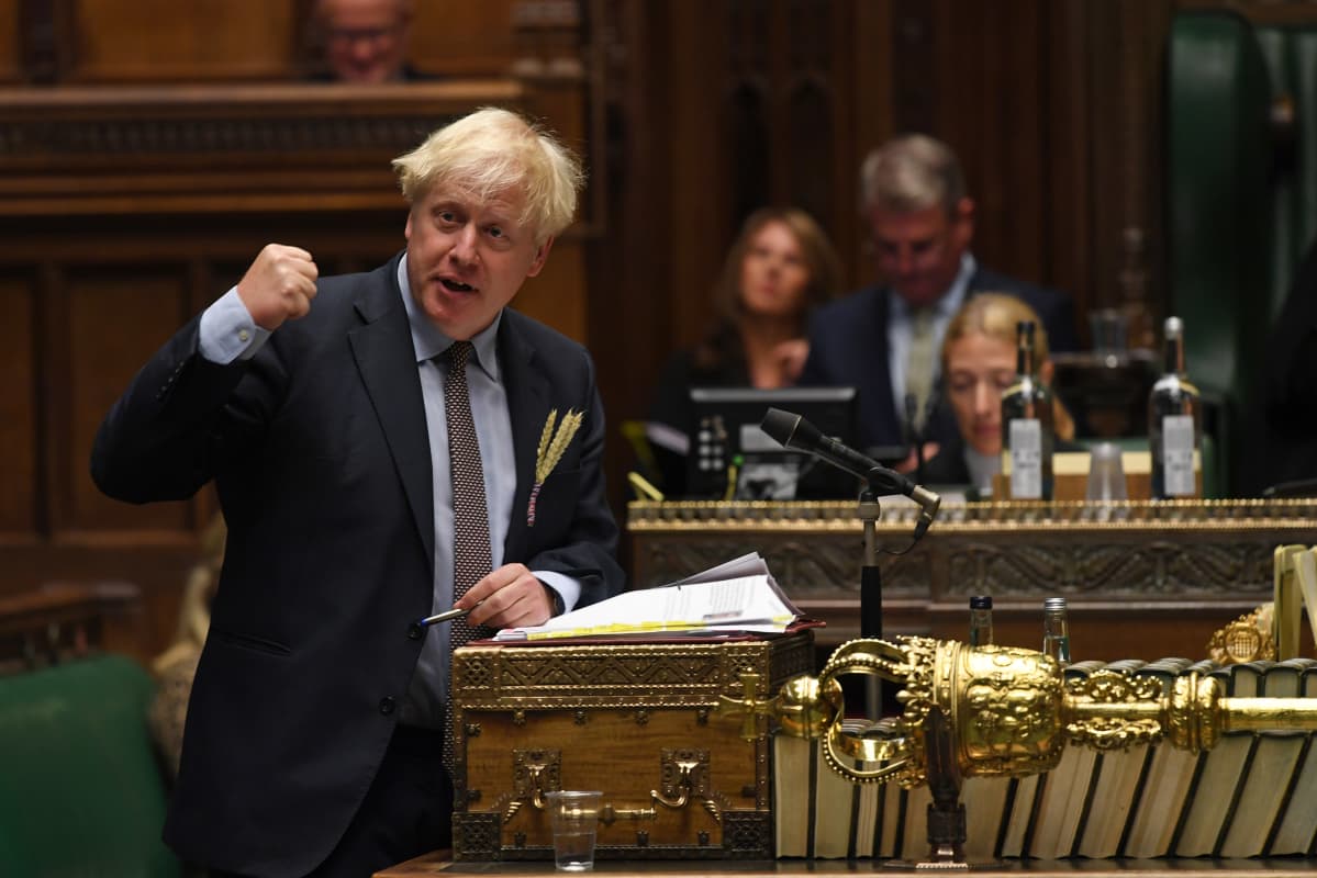 Boris Johnson elehtii puhuessaan parlamenttisalissa