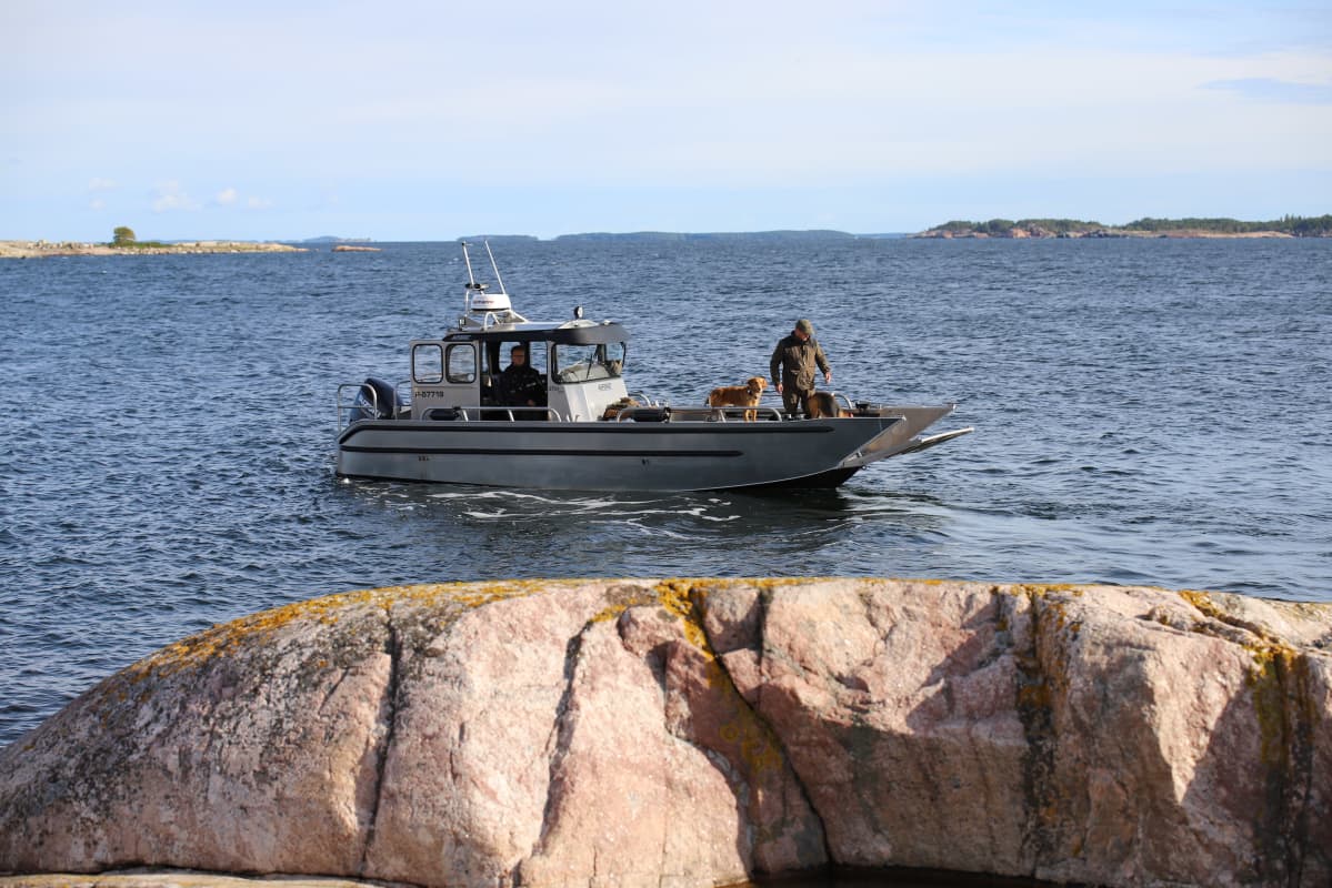 metsästäjien vene saaristossa