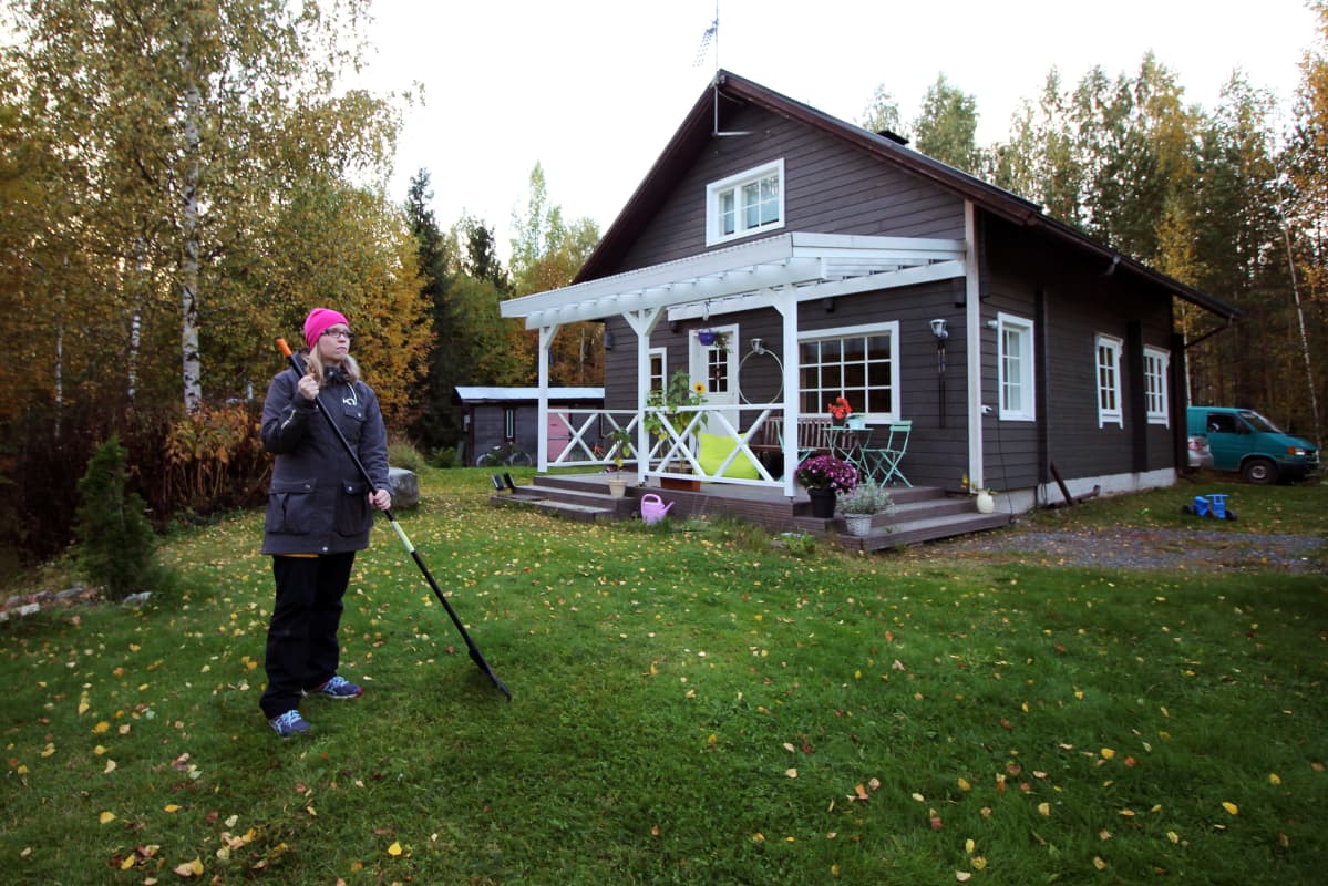 Riina Kuivalainen haravoi pihaansa Rahulassa.