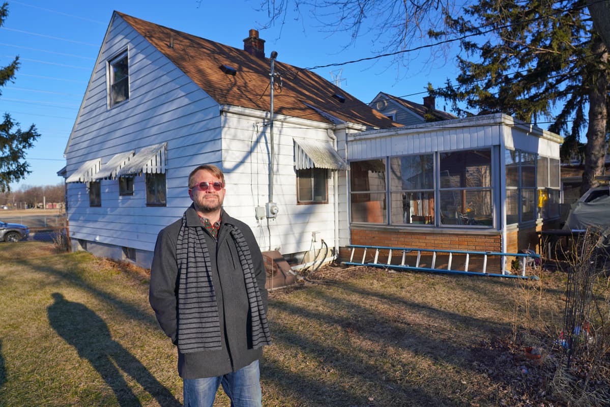 Matt Bunkelman kotitalonsa takapihalla