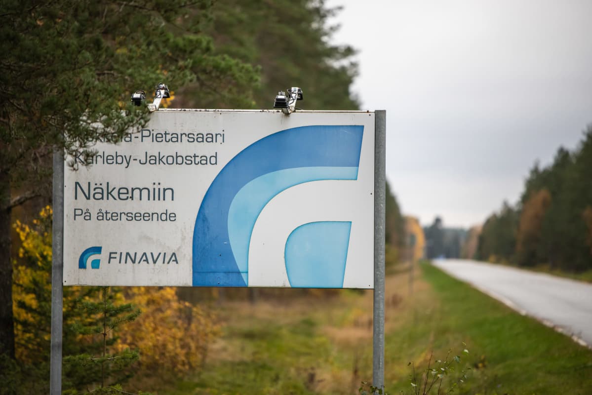 Näkemiin-kyltti Kokkola-Pietarsaaren lentoasemalla
