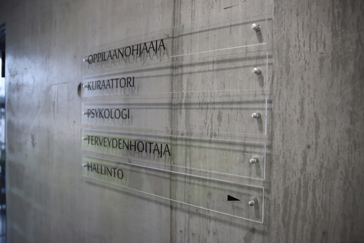 Langinkosken koulun suuntaviitta.