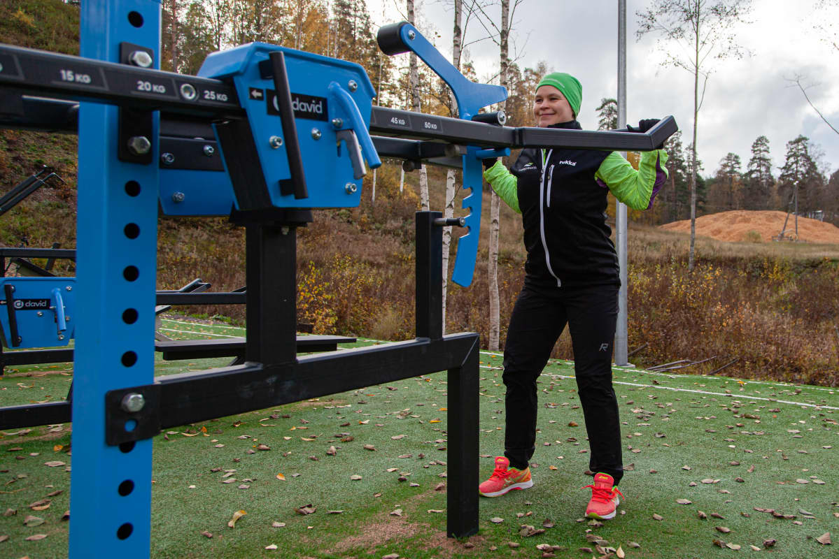 Lappeenrannan kaupungin liikunnanohjaaja Anne Peuhkuri treenaamassa Huhtiniemen ulkoliikuntapaikassa.