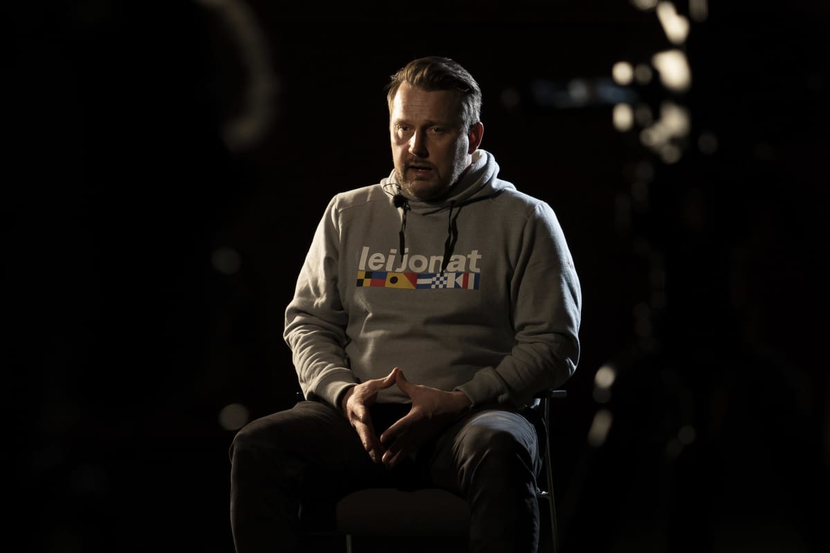 Nuorten Leijonien päävalmentaja Antti Pennanen puhuu toimittajalle Urheiluruudun haastattelussa.
