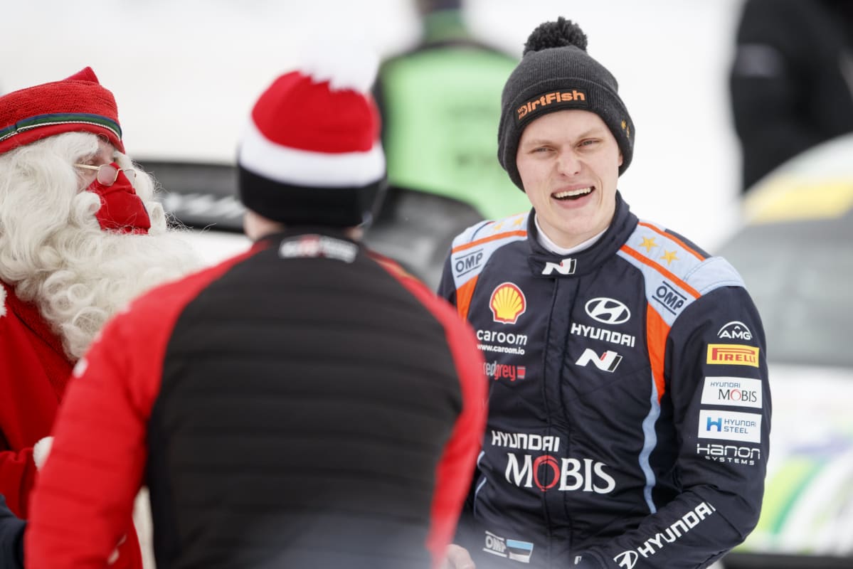 Ott Tänak pääsi juhlimaan Rovaniemen MM-rallin voittoa joulupukin kanssa.