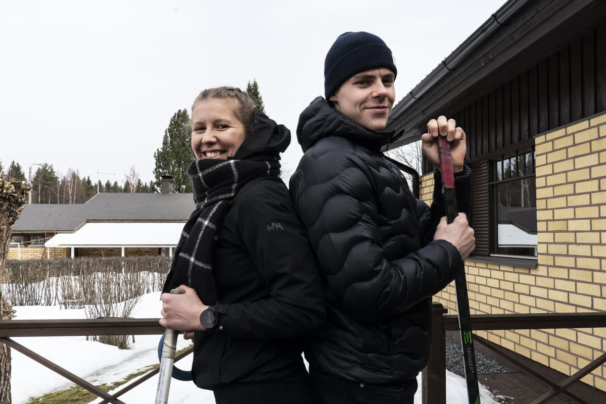 Emmi ja Waltteri Merelä poseeraavat kameralle käsissään ringette - ja jääkiekkomailat.