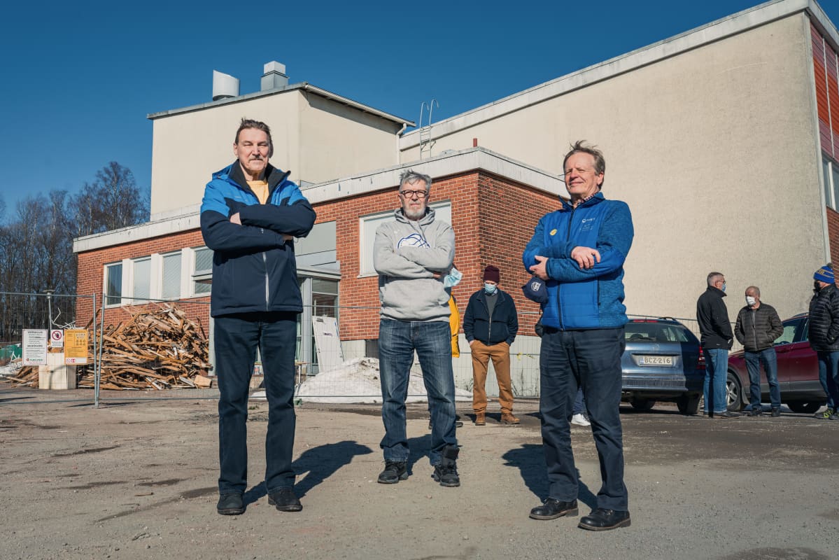 Äänekosken Huiman Mikko Honka, Markku Ranta ja Markku Auvinen kokoontuivat muistelemaan purettavaa Hiskinmäen pallohallia.
