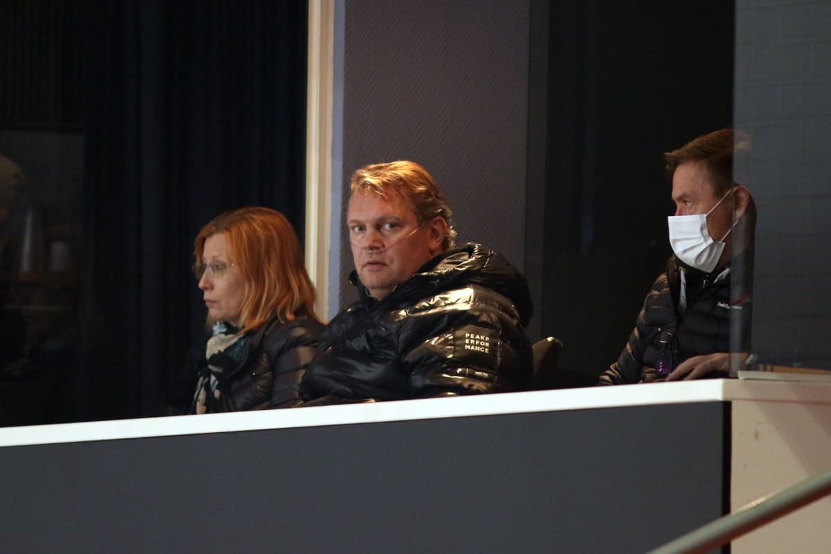 Pekka Virta kollar på match från läktaren.