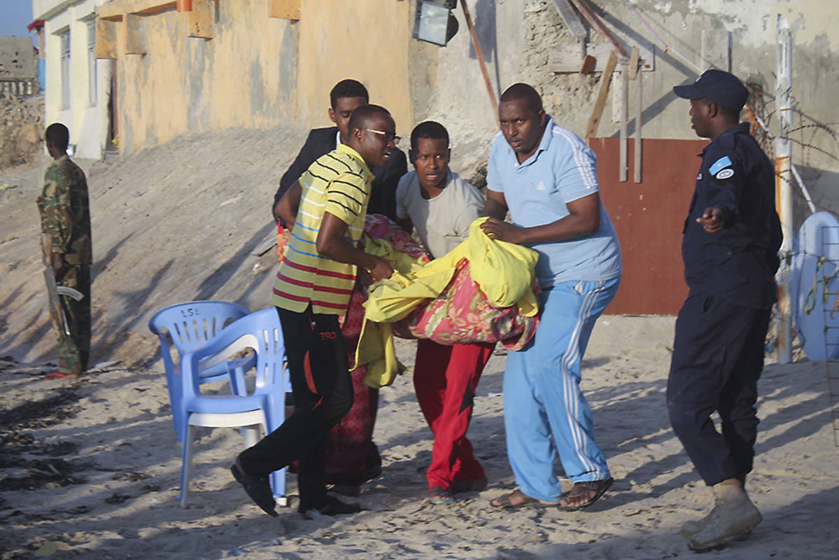 Uhria kannetaan pois rannalta Somalian pääkaupungissa Mogadishussa, jossa alkoi piiritystilanne torstai-iltana. Tilanne päättyi aikaisin aamulla poliisin rynnäkköön.
