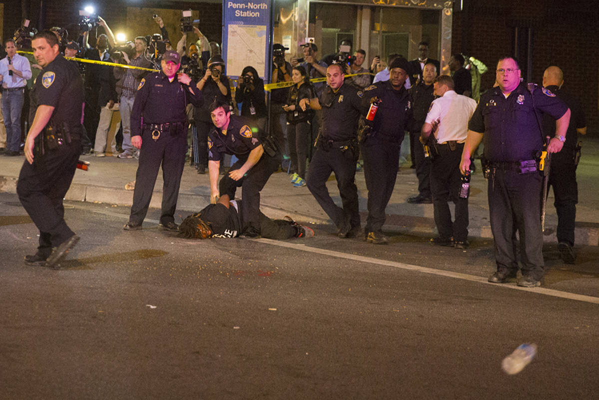poliiseja ja pidätetty baltimoressa usassa