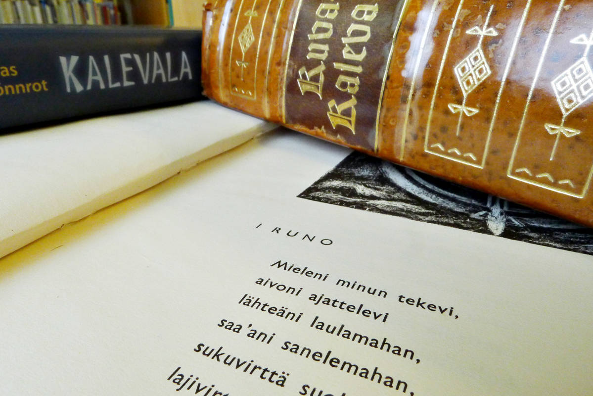 Ensimmäinen runo ja Kalevala kirjoja.
