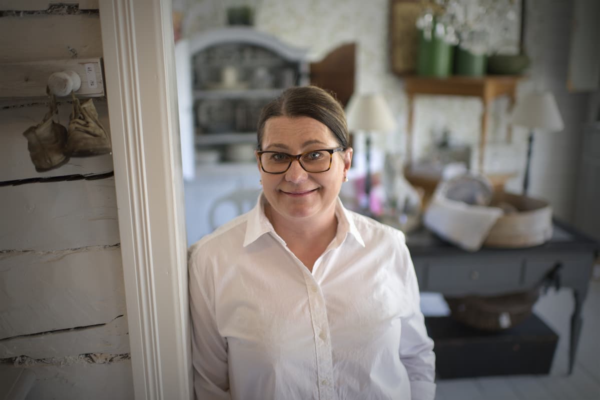 Heidi Helén antiikkiliikkeessään.