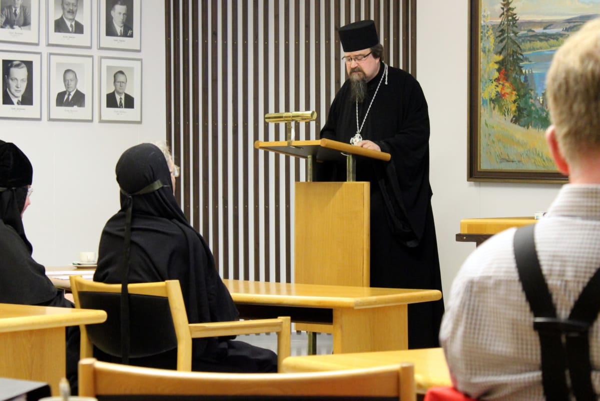 Valamon luostarin johtaja, arkkimandriitta Sergei puhumassa kaivostilaisuudessa Heinäveden valtuustosalissa