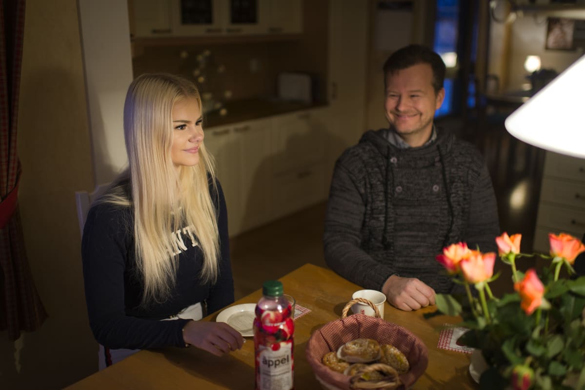 Jennifer Käld ja isä ruokapöydässä.