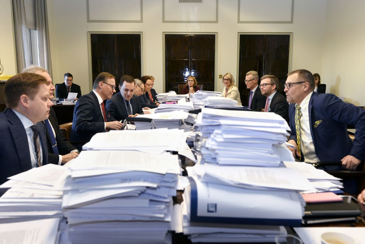 Eduskunnan perustuslakivaliokunta aloittamassa kokoustaan.