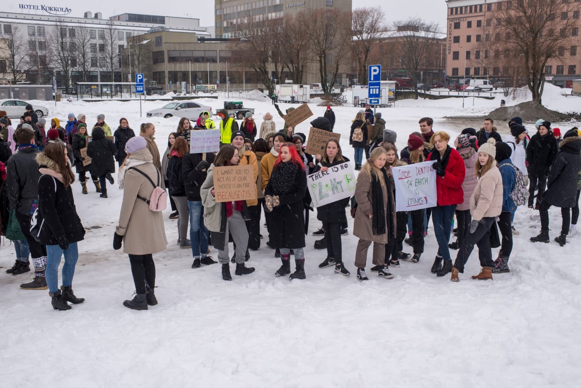 Nuoria ilmastolakossa Kokkolan torilla 15.3. 2019.