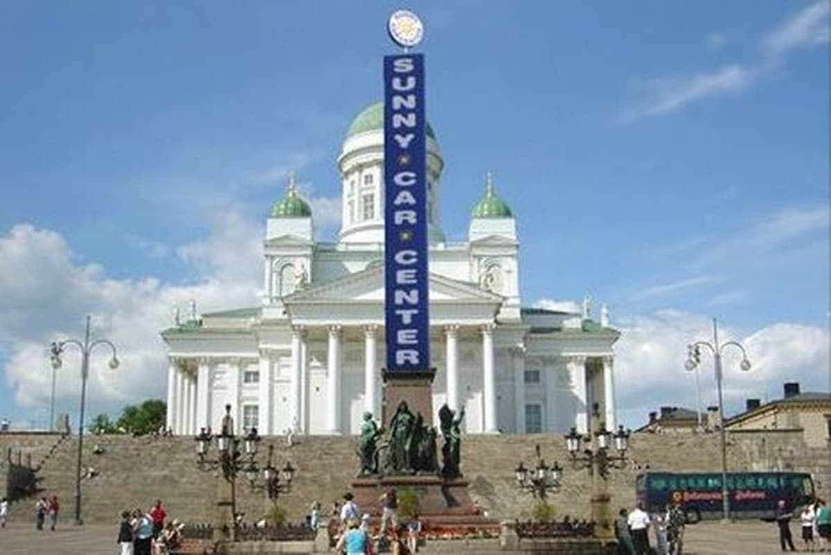 Internetmeemi Sunny Car Centerin tolpasta Helsingissä, kuvamanipulaatio
