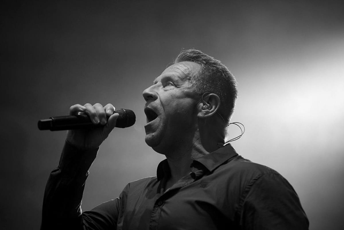 Yö-yhtyeen Olli Lindholm keikalla Simerockissa 2015.
