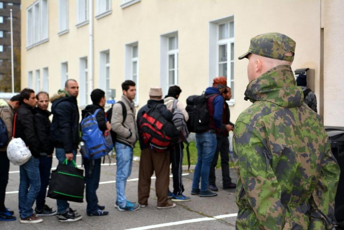 Turvapaikanhakijoiden jono Tornion järjestelykeskuksen edessä.