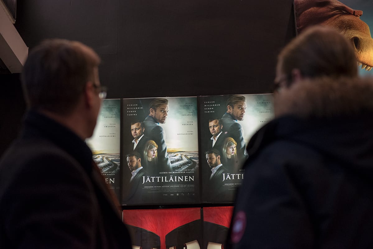 kaksi miestä elokuvateatterin aulassa
