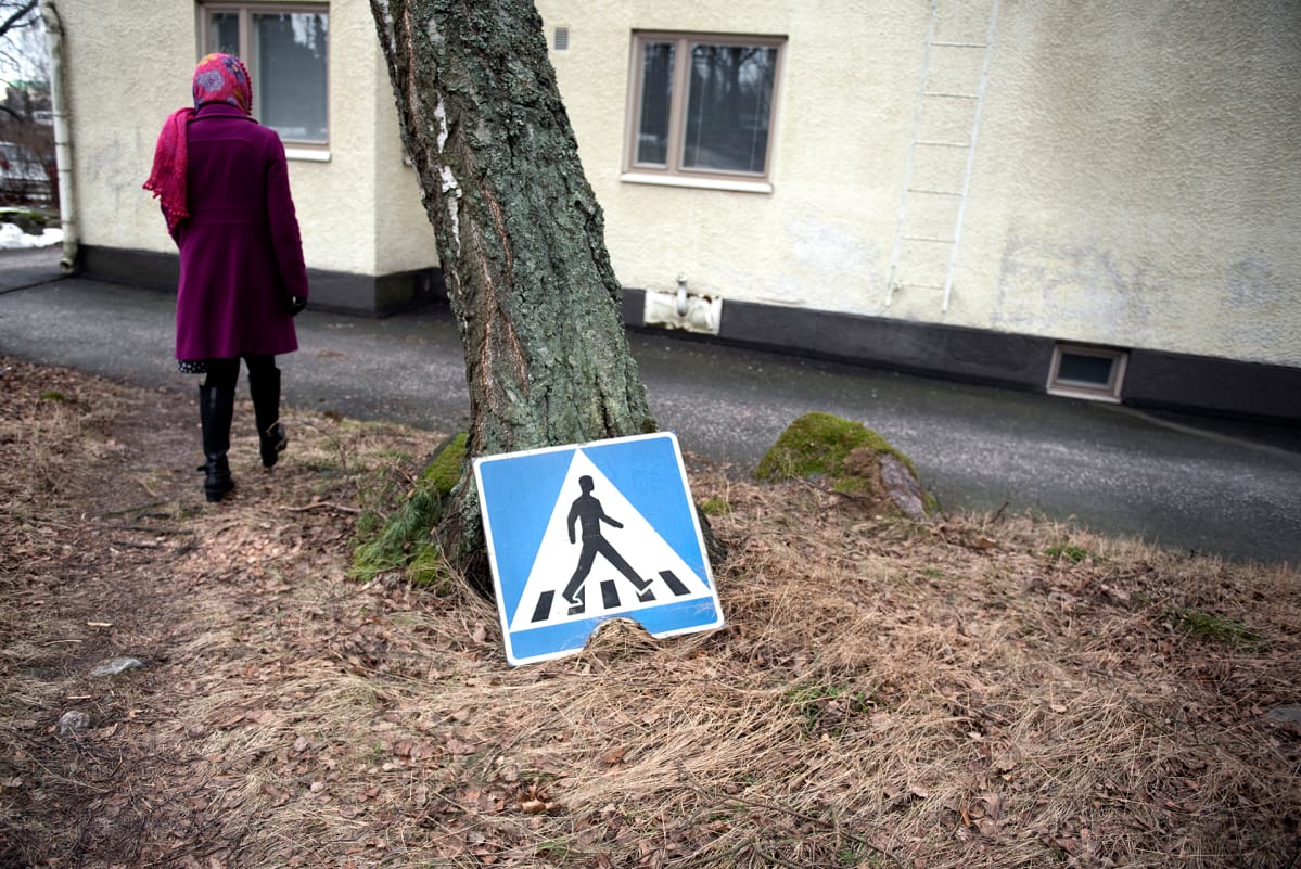 Pirre kävelee maahan irrotetun liikennemerkin vieressä.
