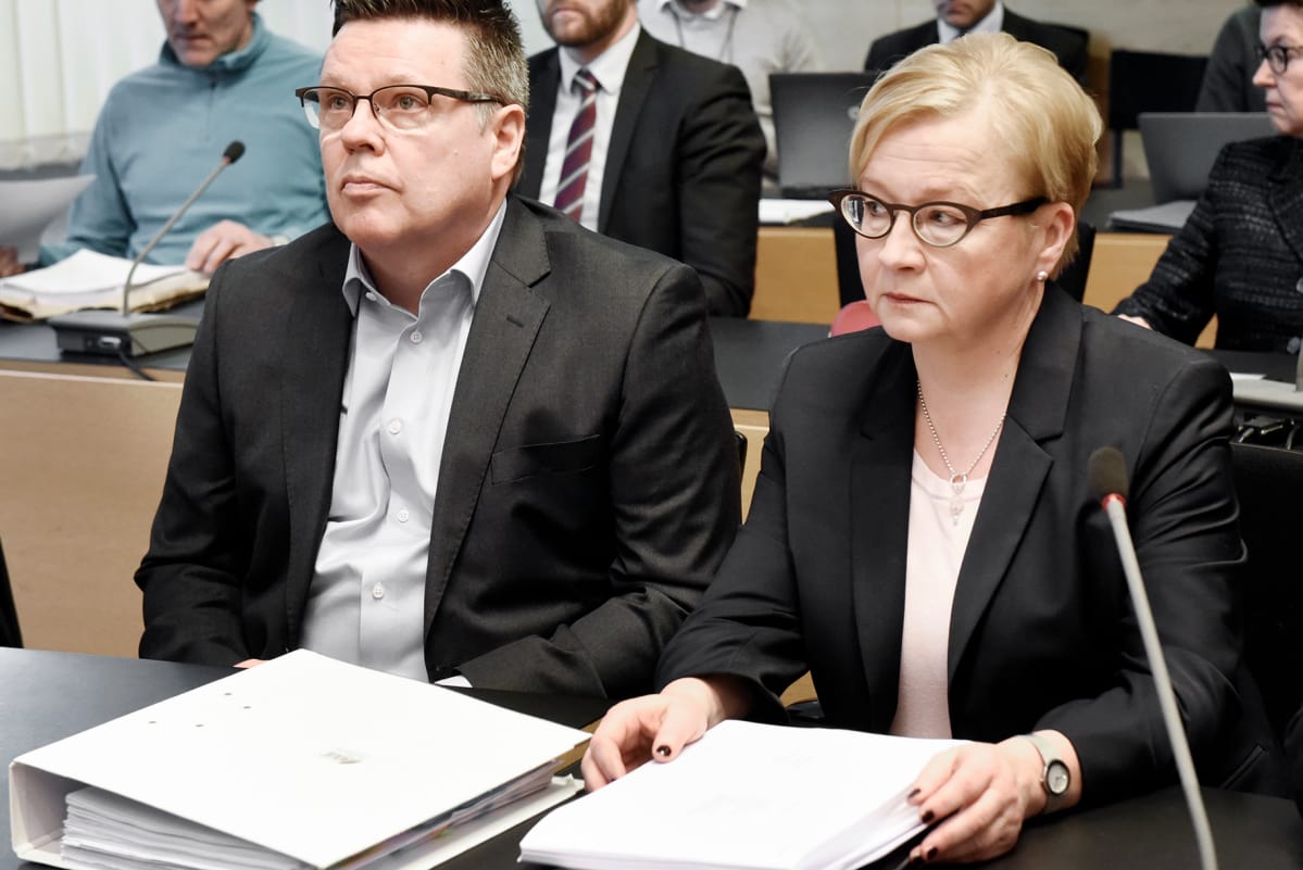 Jari Aarnio ja puolustusasianajaja Riitta Leppiniemi Helsingin käräjäoikeudessa.