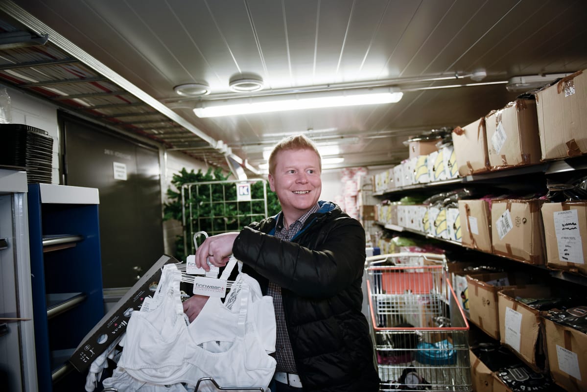 Sampo Kaulanen esittelee rintaliivejä Jounin Kaupassa.