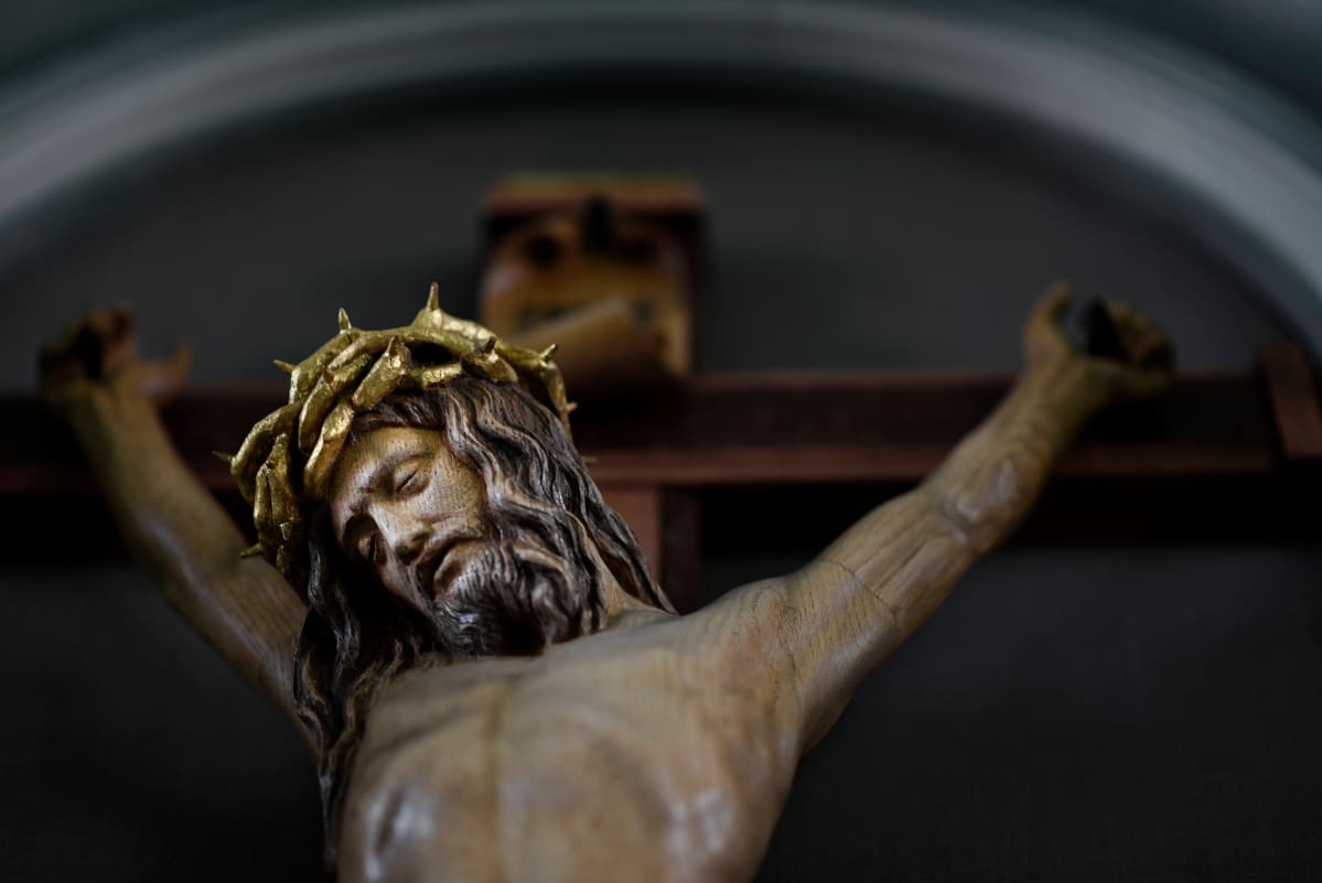 Jeesus-aiheinen puureliefi Sörkan vankilan alttarilla.