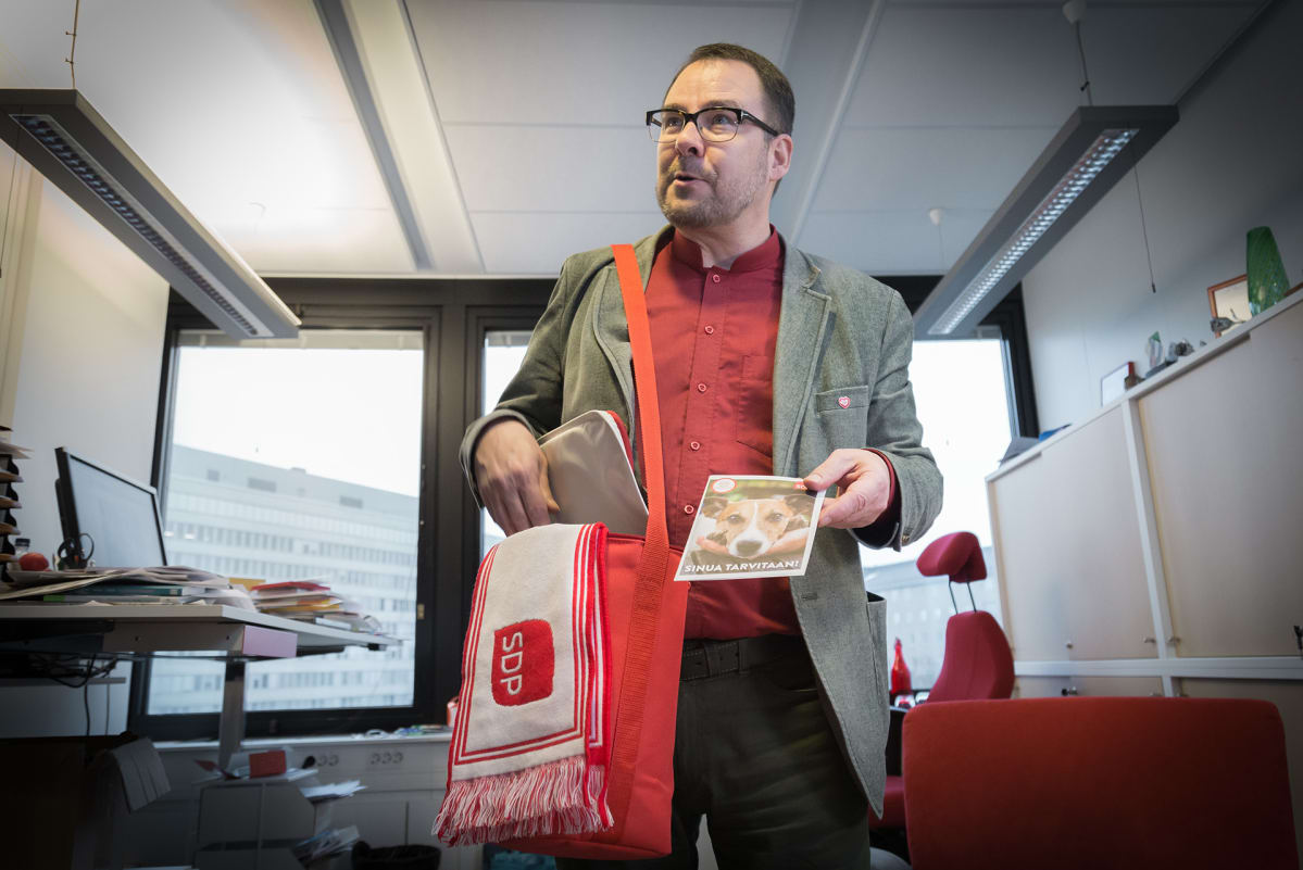 Reijo Paananen esittelee toimistossaan kunnalisvaalimateriaaleja