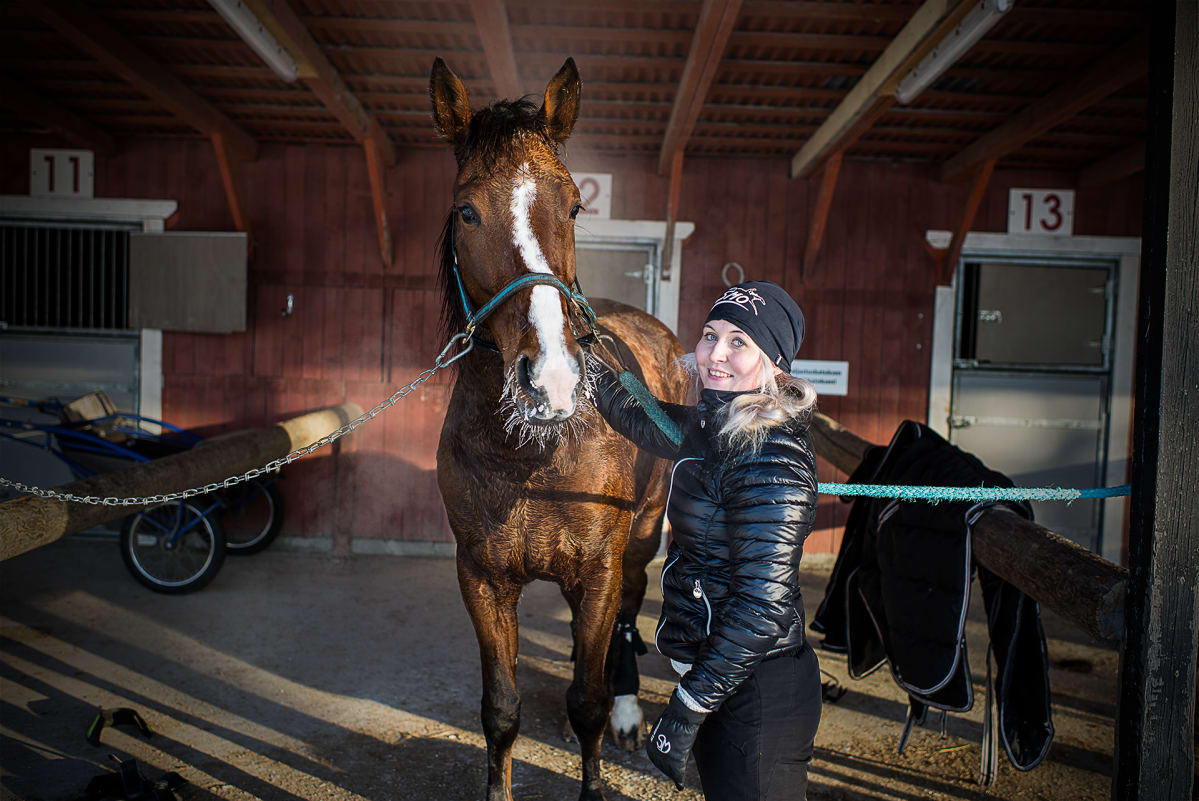 Susanne Klemola hevosensa kanssa.