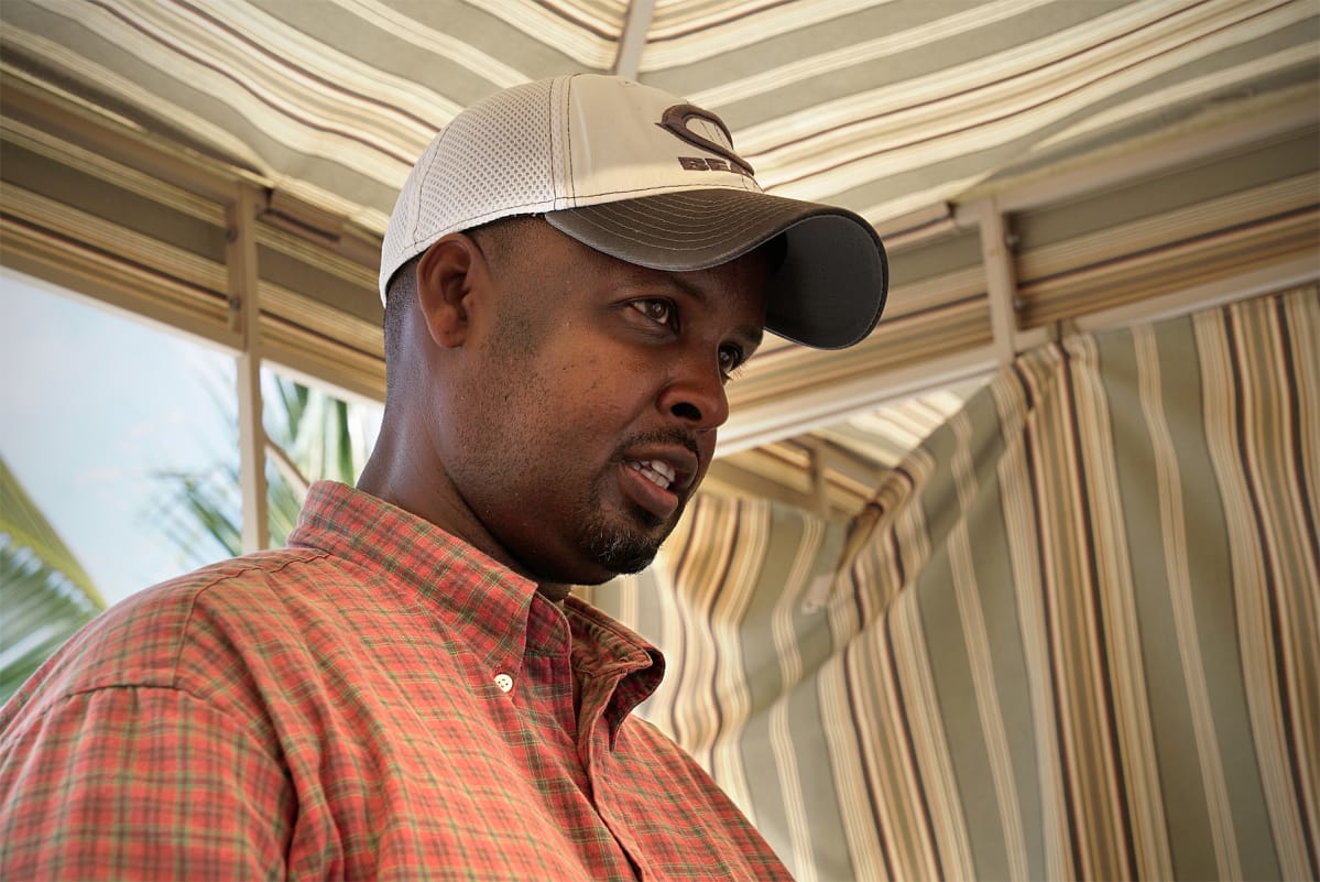Suomensomalialainen Abdi Aziz Godah on yksi Mogadishun kaupunginjohtajista. Hän vastaa mm. kaupungin puhtaanapidosta ja jätehuollosta.