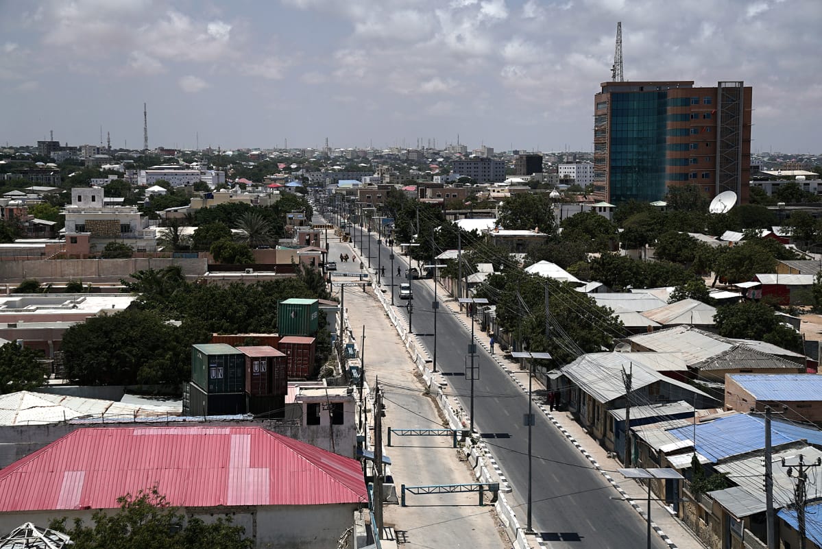 Mogadishun keskustan pääkatu ja maan vaurainta aluetta. Täällä pommi-iskut ovat arkipäivää.
