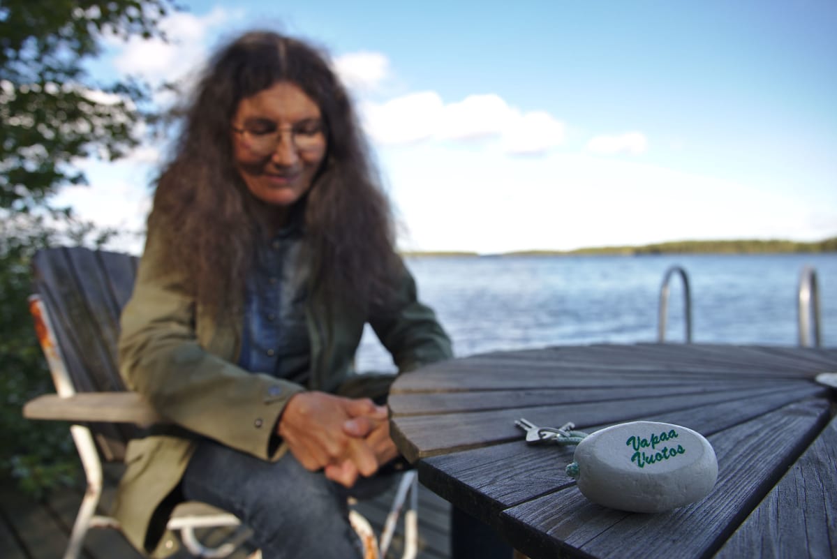 Vapaa Vuotos-aktivisti Helena Tiihonen kotirannassa Soppelassa.