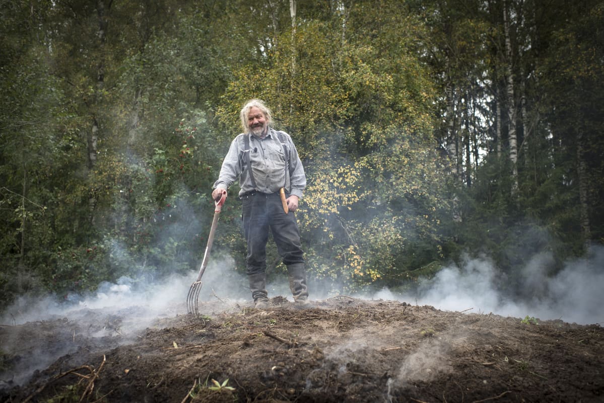 Seppo Kalliokoski tervahaudan päällä