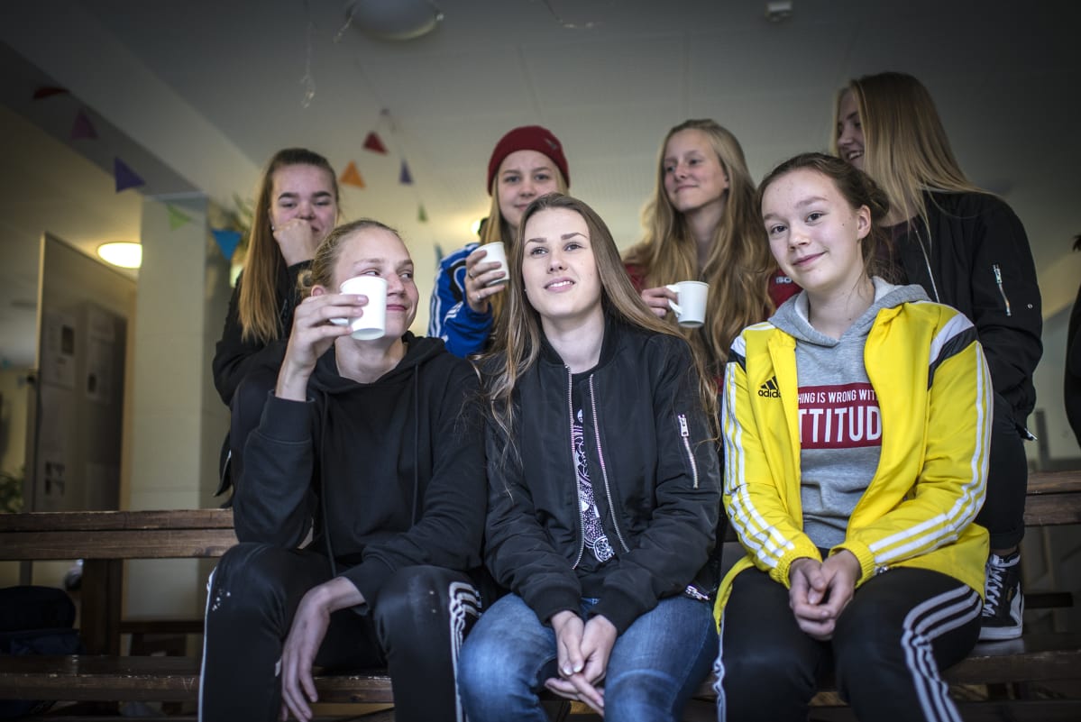 Nuoria seurakunnan kahvilassa Kauniston koulussa Toholammilla.