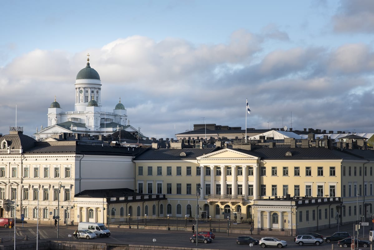 Helsingin Kauppatirilta näkymää jossa näkyy Presidentinlinna ja Tuomiokirkko.