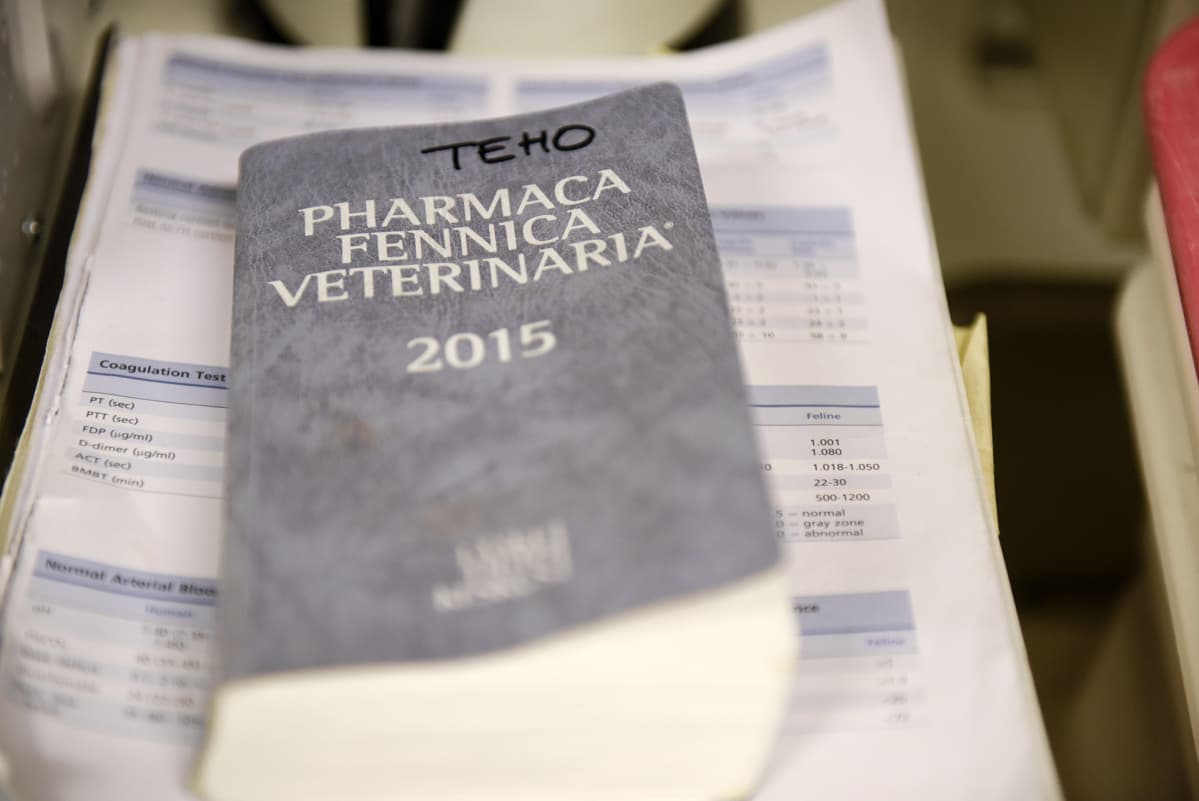 Pharma Fennica Veterinaria -kirja Viikin pieneläinsairaalassa.