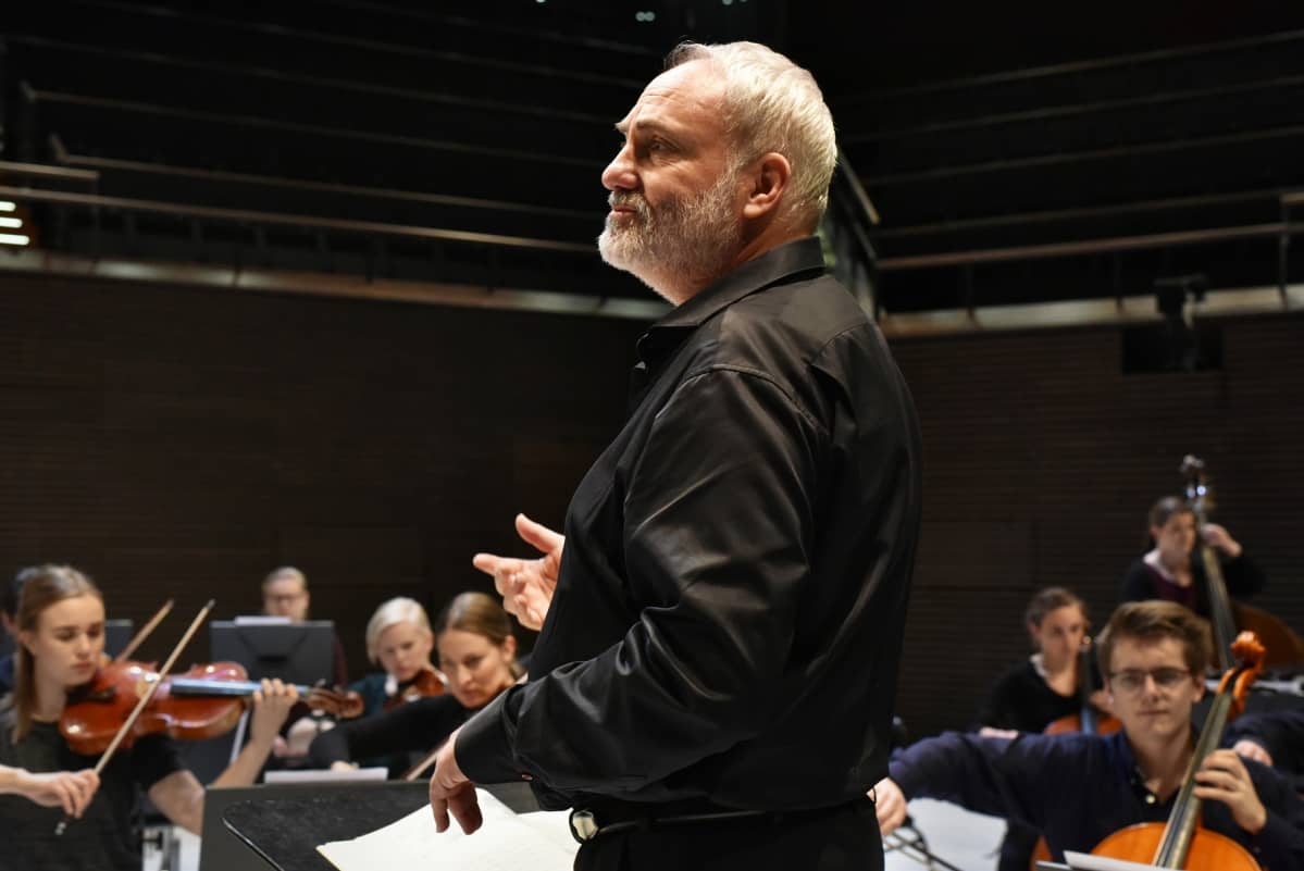 Silta-sarjasta tuttu Kim Bodnia esittää Viulistissa kapellimestaria.