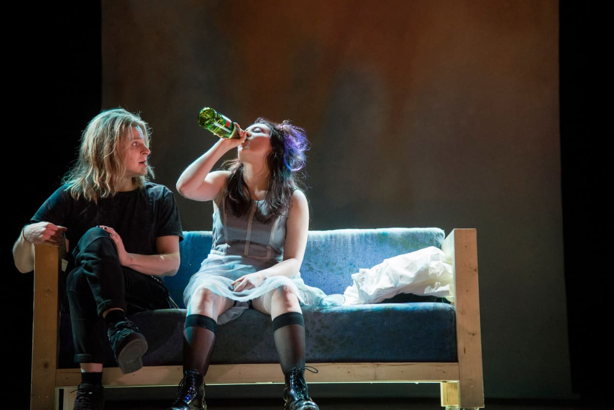 Kansallisteatterin esityksessä nähtävät Romeo (Olli Riipinen) ja Julia (Satu Tuuli Karhu) eivät istu perinteisiin sukupuolirooleihin.