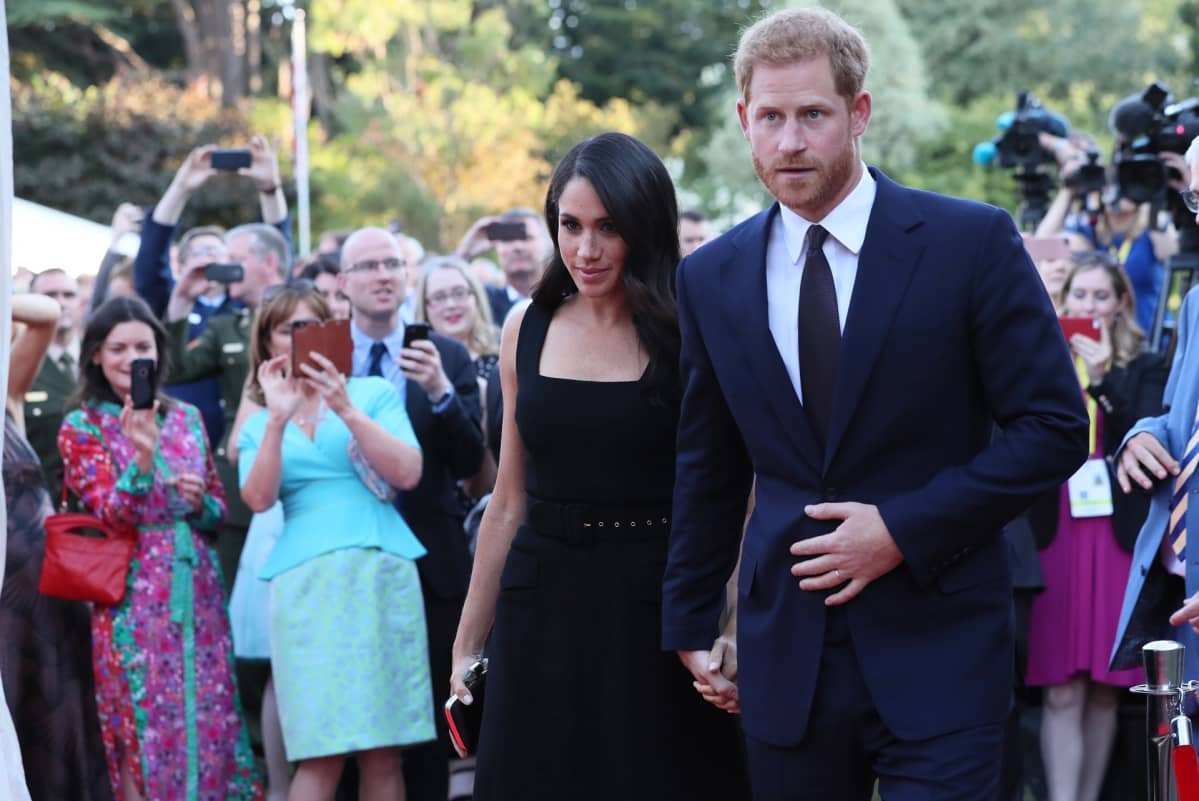 Prinssi Harry ja Meghan Britannian suurlähetystön puutarhassa Dublinissa.