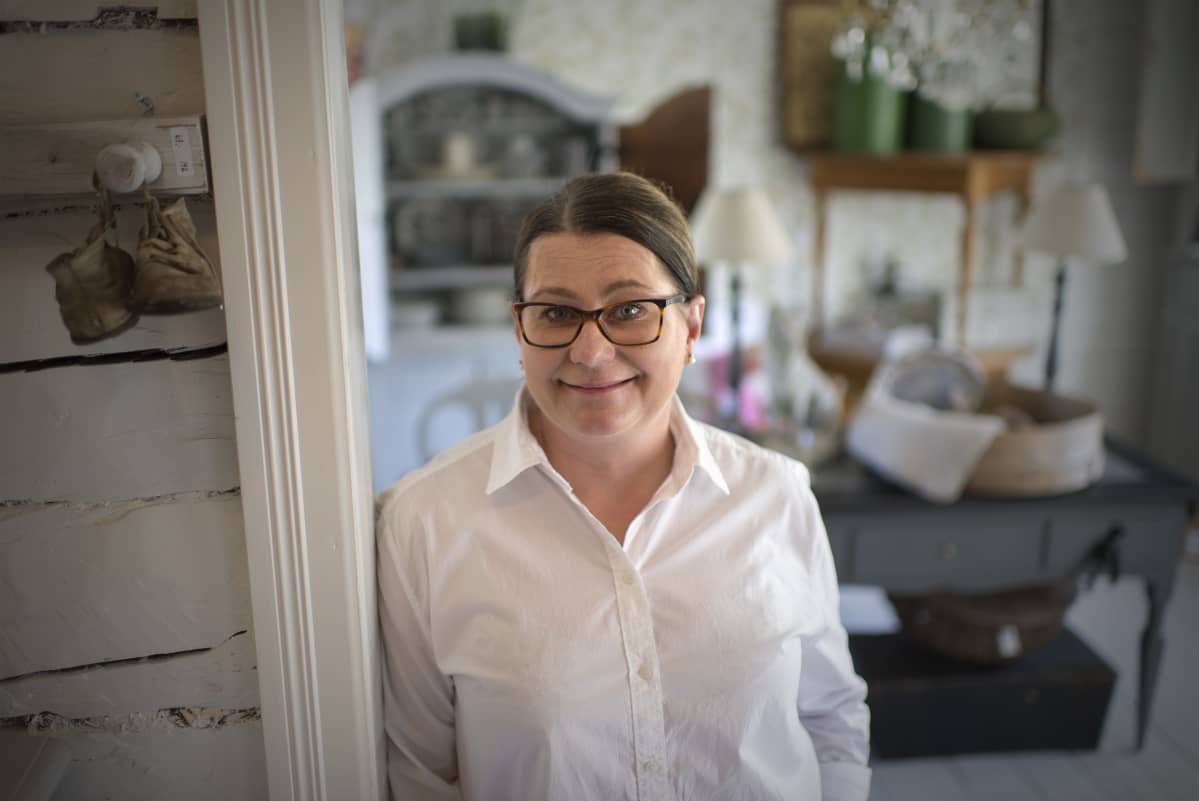 Heidi Helén antiikkiliikkeessään.