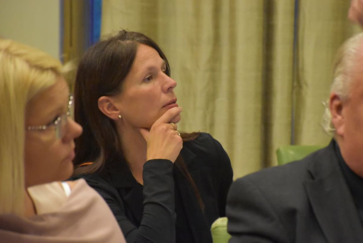 Porin SDP:n valtuustoryhmän puheenjohtaja Arja Laulainen, etualalla kaupunginhallituksen puheenjohtaja Diana Bergroth-Lampinen (sd.) Porin valtuuston kokouksessa 24.9.2018.